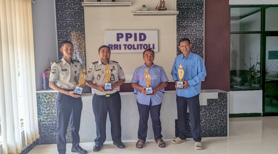 Lapas Tolitoli Serahkan Enam Piala Hasil Karya Warga Binaan untuk Lomba Bintang Radio RRI
