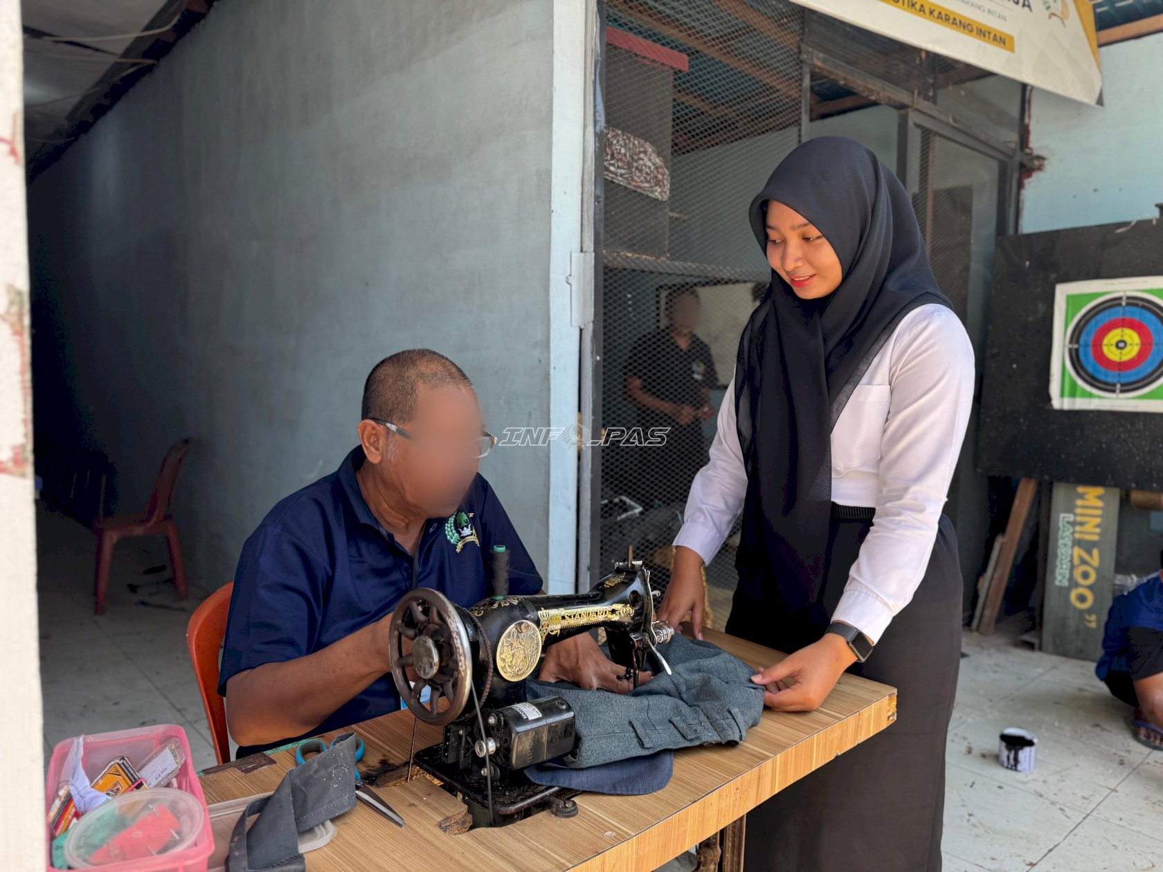 Tekuni Keahlian Menjahit, Warga Binaan Lapas Narkotika Karang Intan Siapkan Bekal Kemandirian