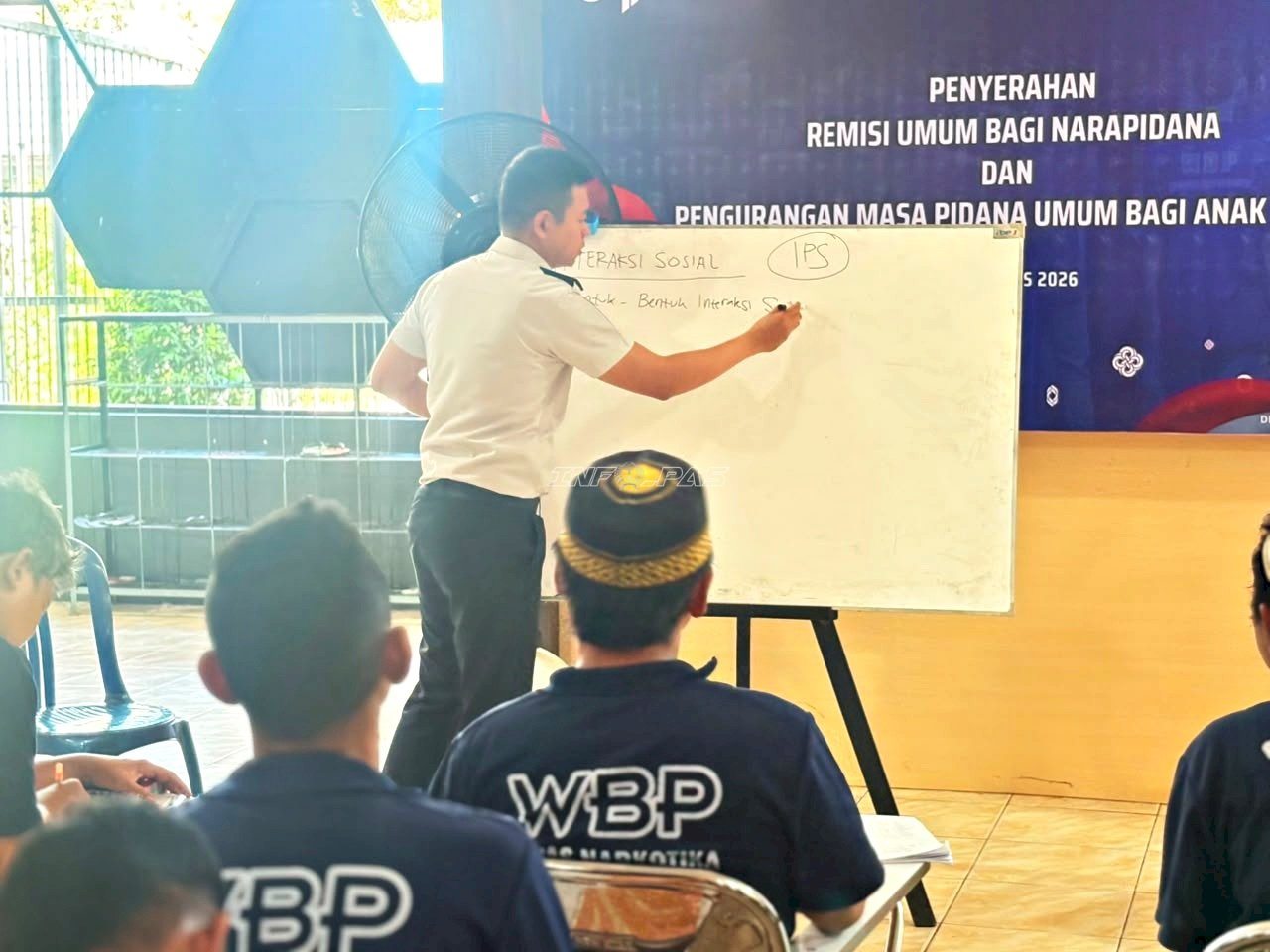 Belajar IPS, Warga Binaan Lapas Narkotika Karang Intan Pelajari Interaksi Sosial
