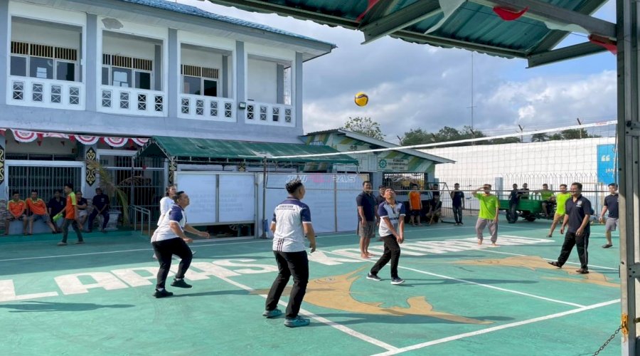 Lapas Kotabaru Bangun Kebersamaan Petugas dan Warga Binaan melalui Olahraga Voli