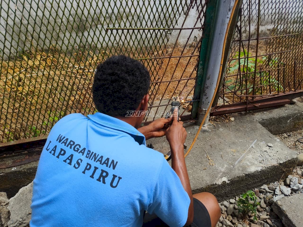 Cegah Gangguan Kamtib, Lapas Piru Perbaiki Pagar Pengamanan