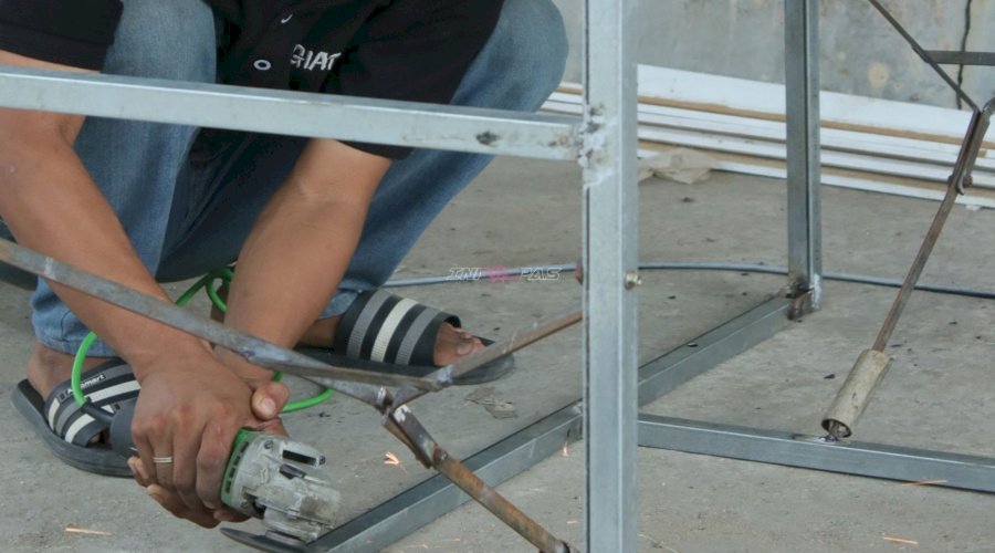 Tujuh Rangka Meja Diperbaiki, Warga Binaan Lapas Banjarmasin Asah Keterampilan di Workshop Giatja