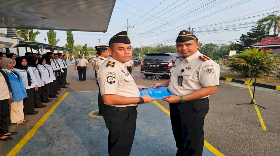Pengabdian 20 Tahun, Dua Petugas Lapas Pangkalpinang Terima Satyalancana Karya Satya