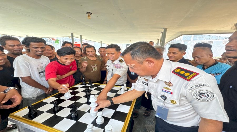 Serahkan Papan Catur Hasil Karya Giatja, Kalapas Narkotika Karang Intan Ajak Warga Binaan Bermain Catur Bersama
