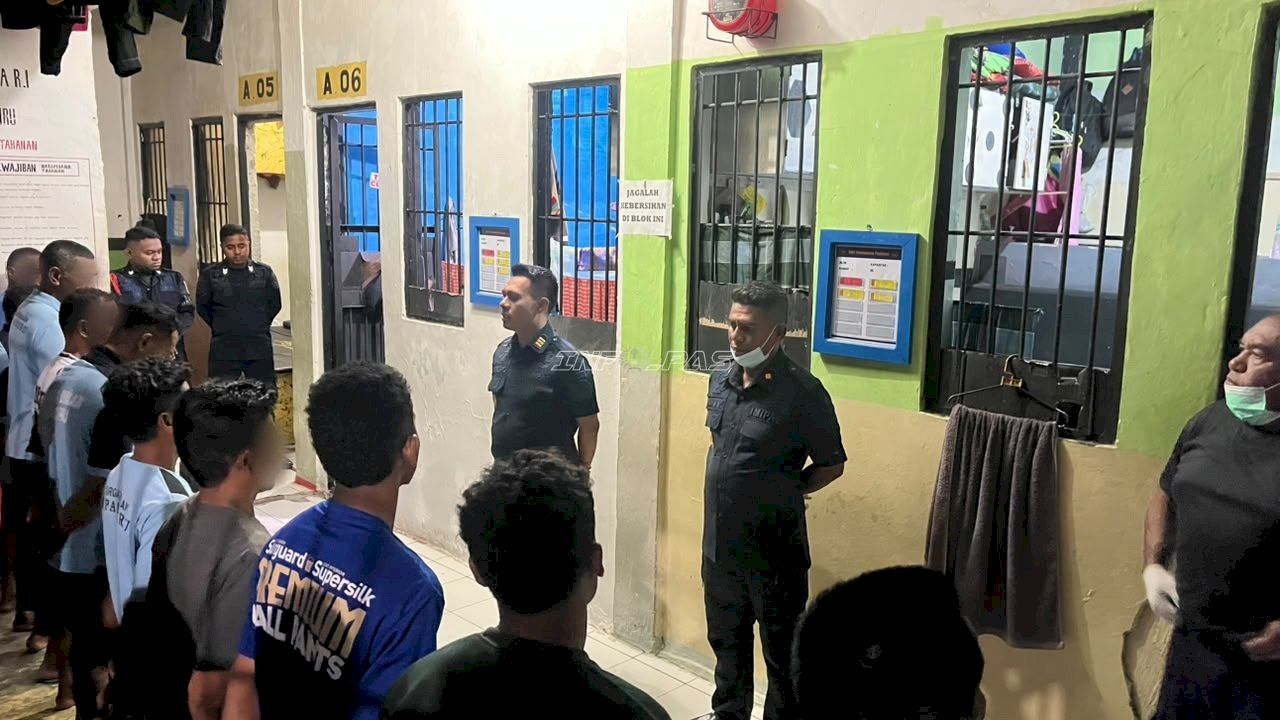 Perkuat Deteksi Dini, Lapas Piru Gelar Penggeledahan Insidentil Malam Hari
