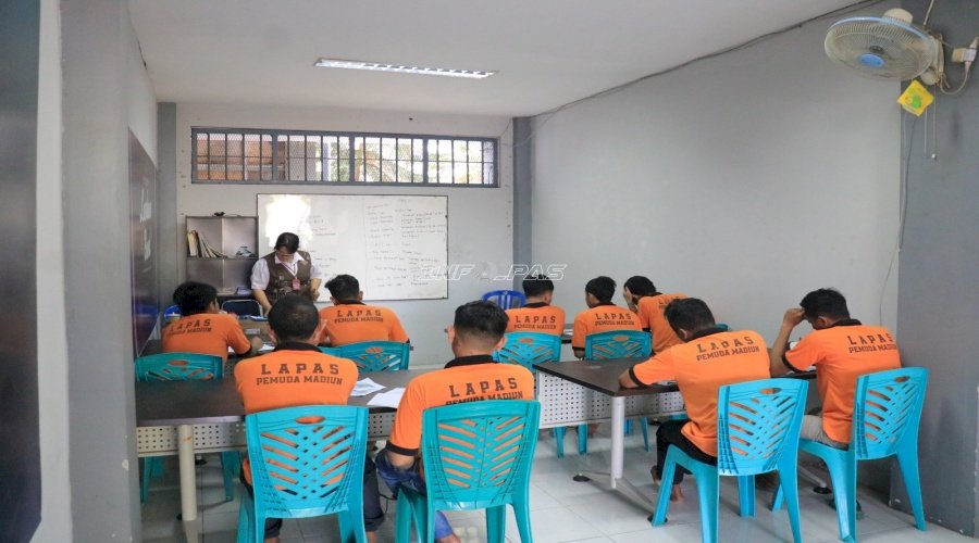 Kejar Pendidikan, Warga Binaan Lapas Pemuda Madiun Semangat Belajar Bahasa Inggris