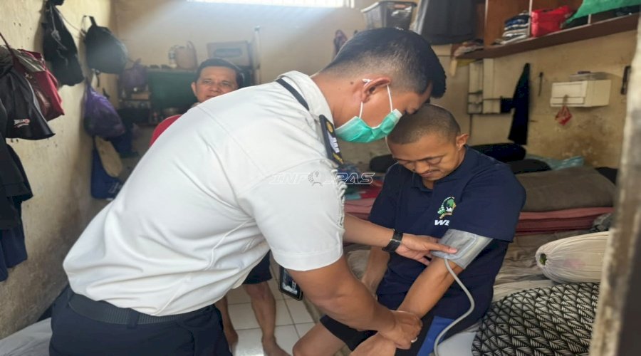 Sambangi Blok Hunian, Klinik Pratama Lapas Narkotika Karang Intan Pantau Kesehatan Warga Binaan