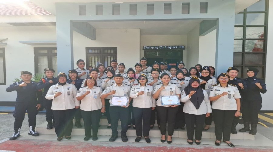 Lapas Perempuan Ambon Beri Penghargaan bagi Dua Petugas Teladan Triwulan III
