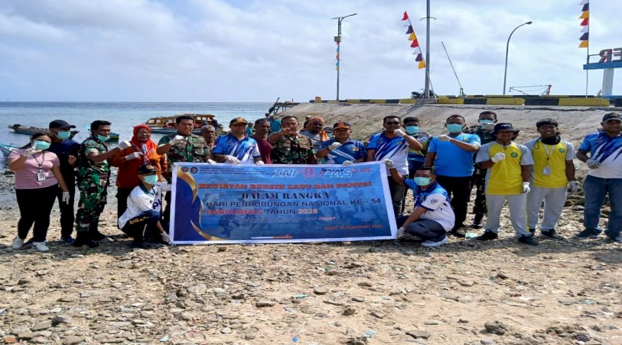 Bersama UPP Geser, Lapas Geser dan Peserta Magang Bersihkan Pantai Sambut Harhubnas 2026