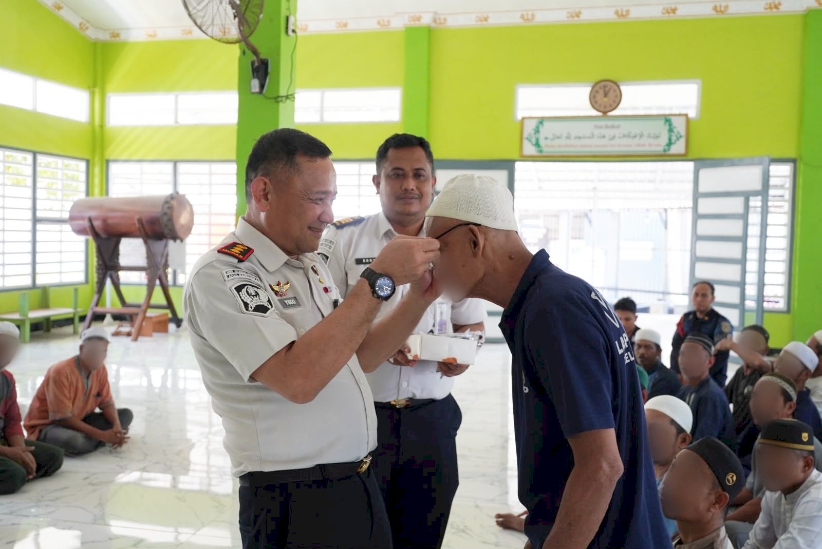 Bagikan Kacamata Baca, Lapas Narkotika Karang Intan Dukung Aktivitas Pembinaan Warga Binaan