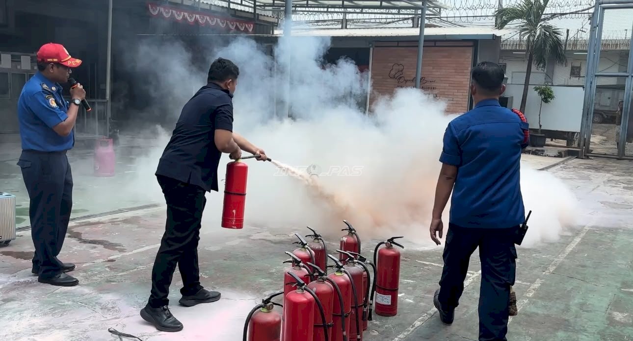 Mitigasi Risiko Kebakaran, Lapas Cipinang Bekali Petugas dan Warga Binaan Pelatihan Pemadaman Api