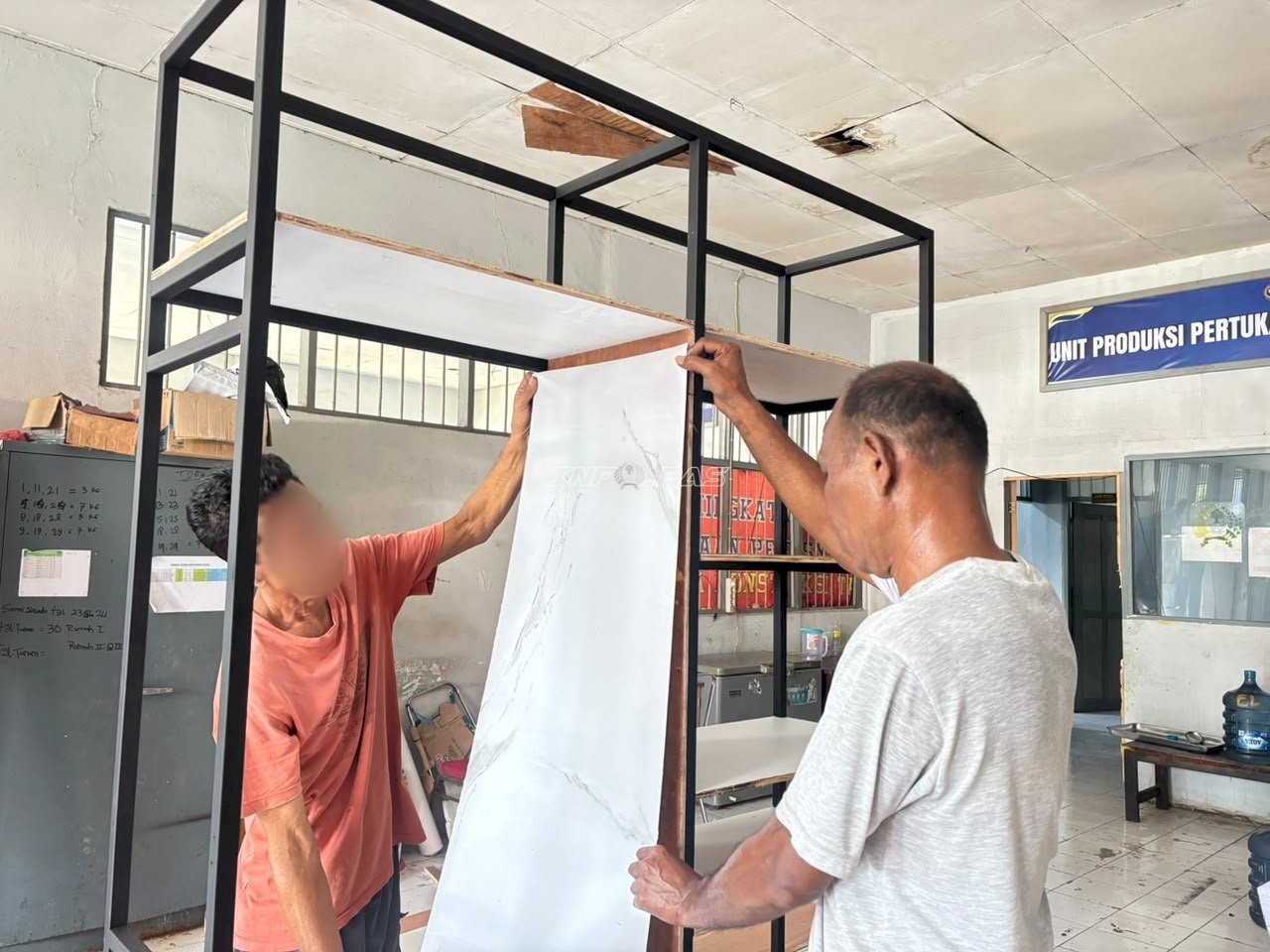 Hasil Nyata Pembinaan Kemandirian, Warga Binaan Lapas Ambon Hasilkan Lemari Ekslusif