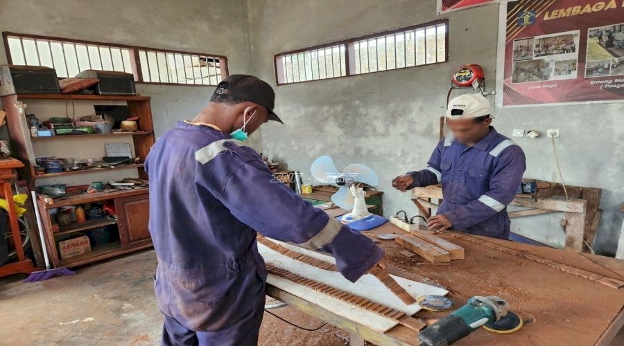 Sentuhan Estetik Bernilai Jual, Intip Produksi Sabuk Kayu Eboni Unggulan Lapas Tual
