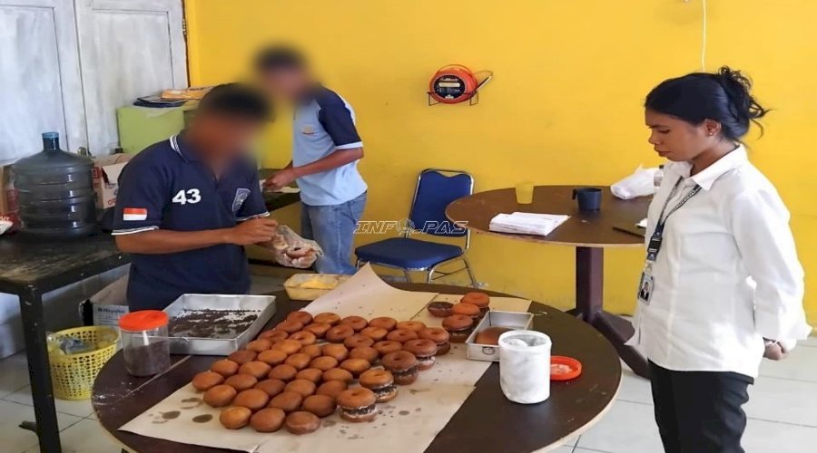 Lapas Piru Kembangkan Kemandirian Warga Binaan lewat Produksi Donat dan Roti Gula