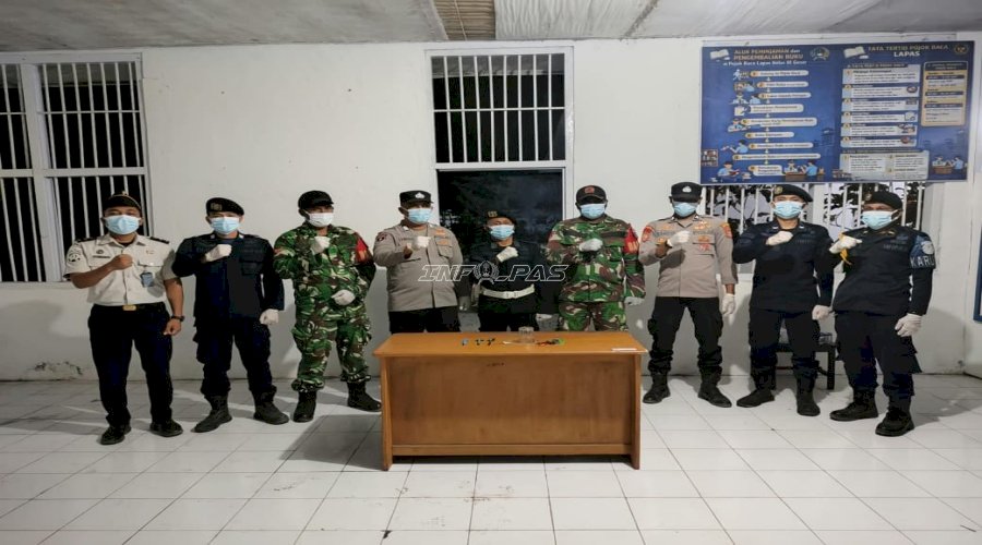 Tingkatkan Kewaspadaan, Lapas Geser Gelar Razia Gabungan dan Tes Urine bersama APH
