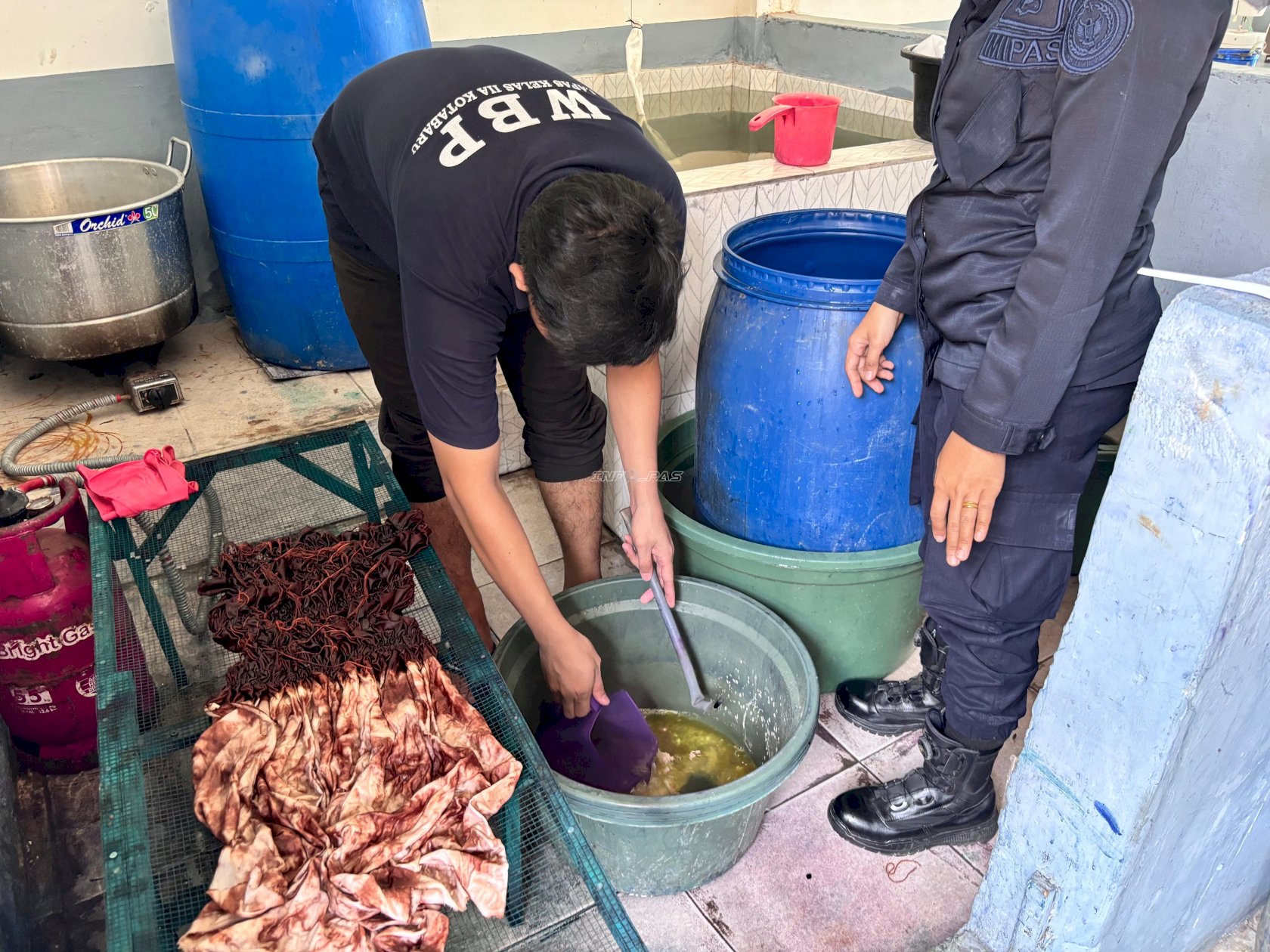 Kembangkan Kreativitas, Warga Binaan Lapas Kotabaru Berkarya lewat Sasirangan