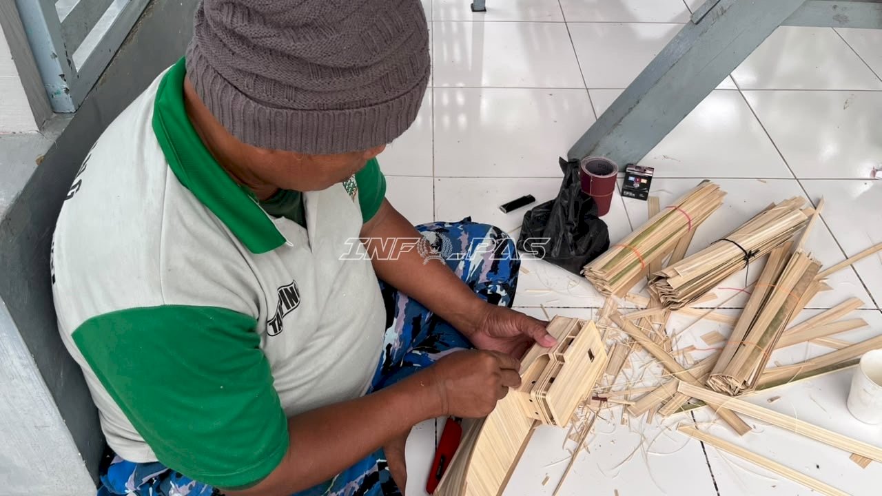 Warga Binaan Rutan Barabai Asah Kreativitas melalui Pembuatan Miniatur Kapal