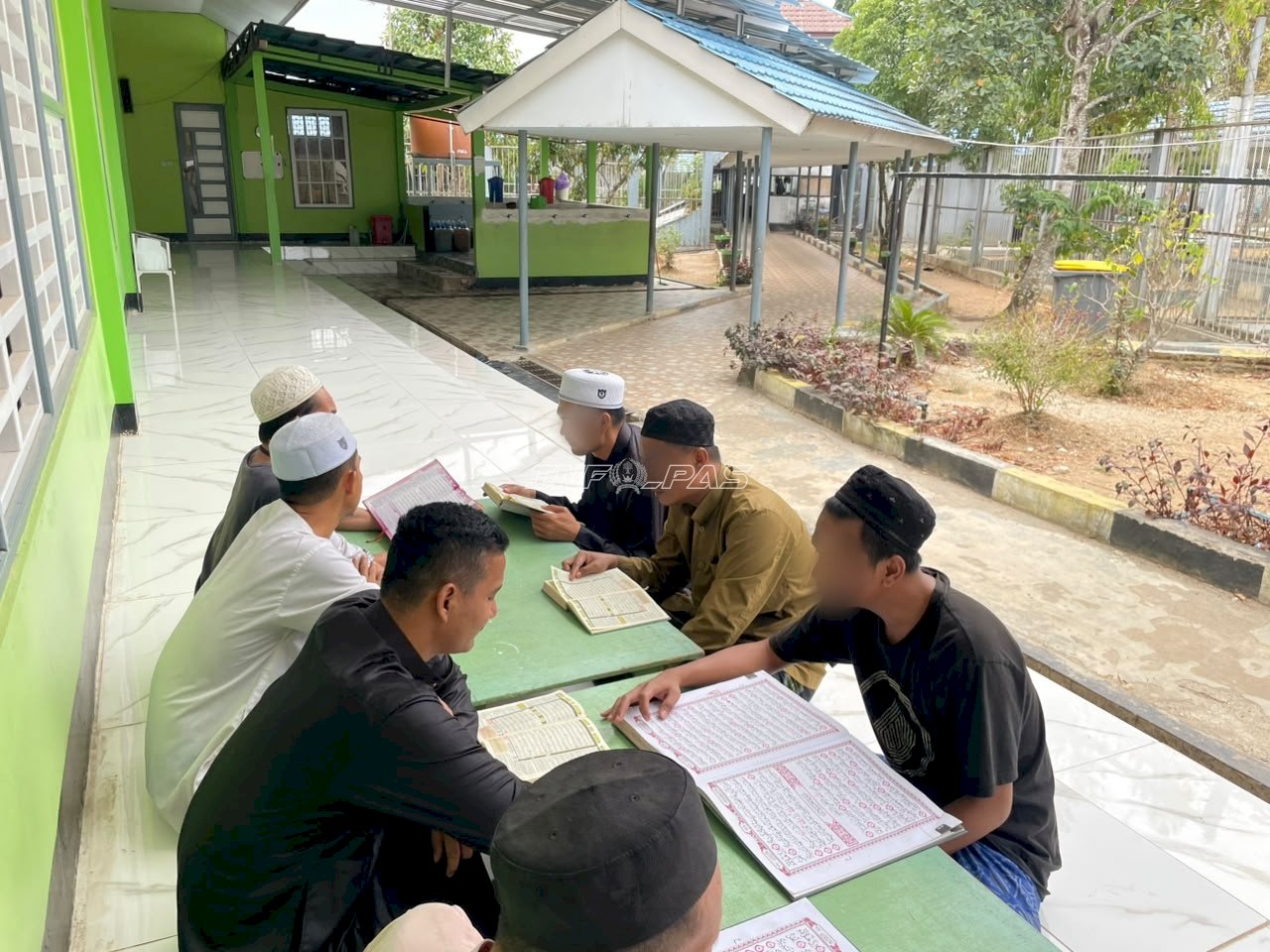 Tadarus Al-Qur’an, Warga Binaan Lapas Narkotika Karang Intan Saling Bimbing Perbaiki Bacaan