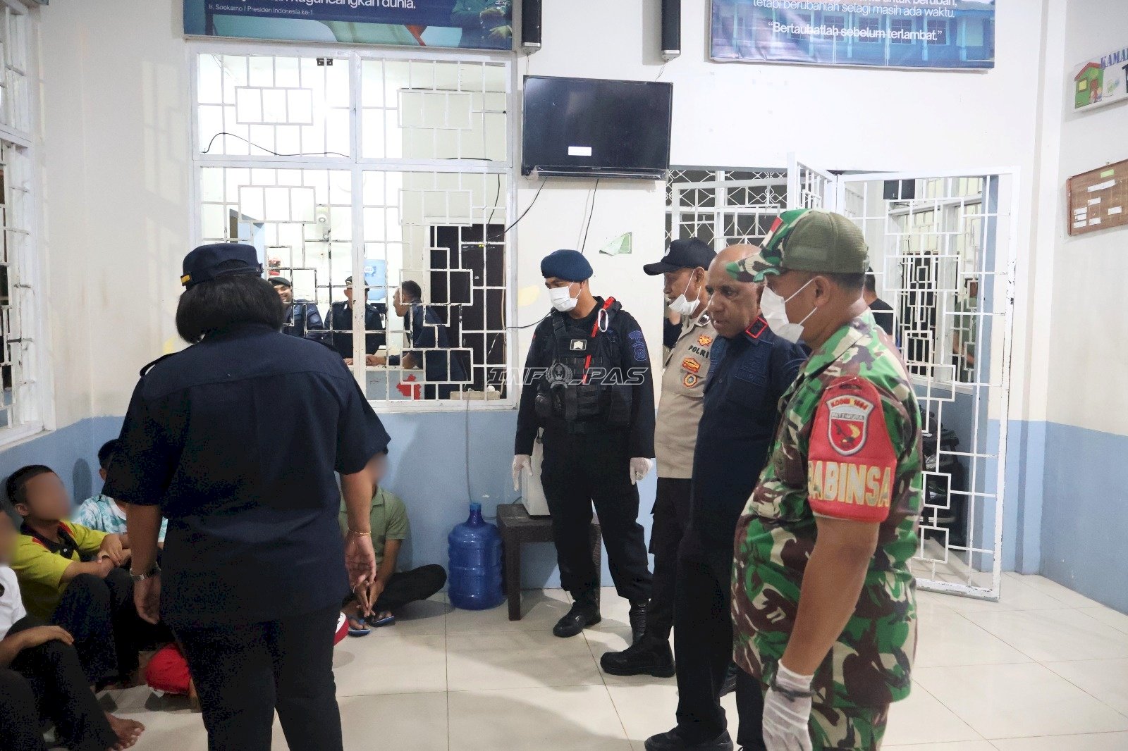 Jaga Hunian Tetap Kondusif, LPKA Ambon Gelar Penggeledahan dan Tes Urine bersama TNI-Polri