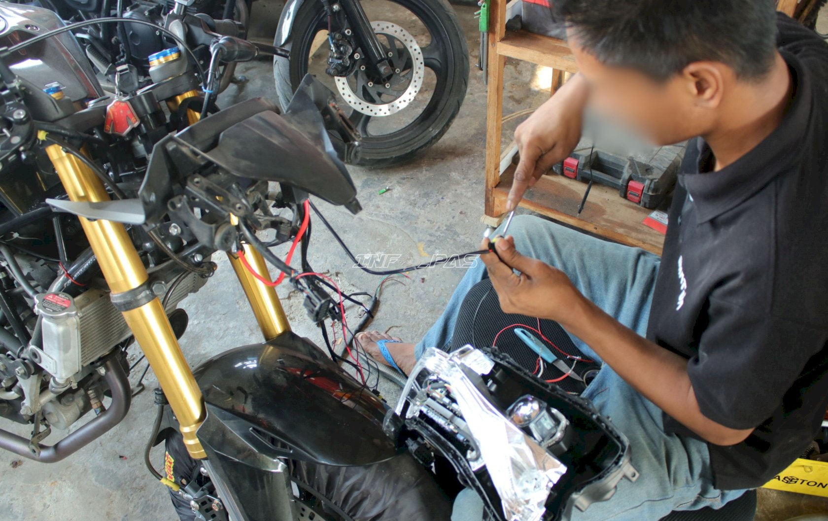 Asah Keterampilan Otomotif, Warga Binaan Lapas Banjarmasin Pasang Lampu Motor