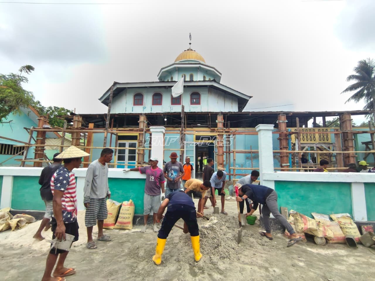 Dukung Kegiatan Sosial, Lapas Geser Gotong Royong Pengecoran Tiang Masjid bersama Warga
