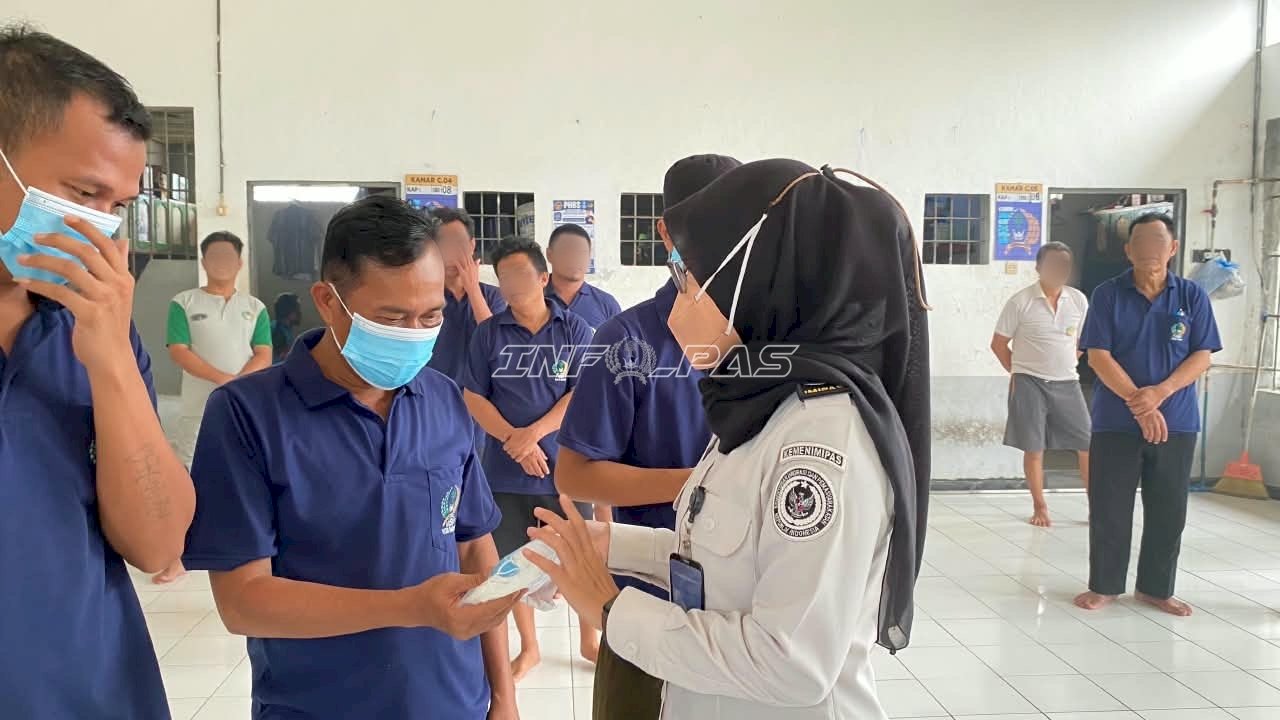 Antisipasi Dampak Asap Karhutla, Rutan Barabai Bagikan Masker kepada Warga Binaan