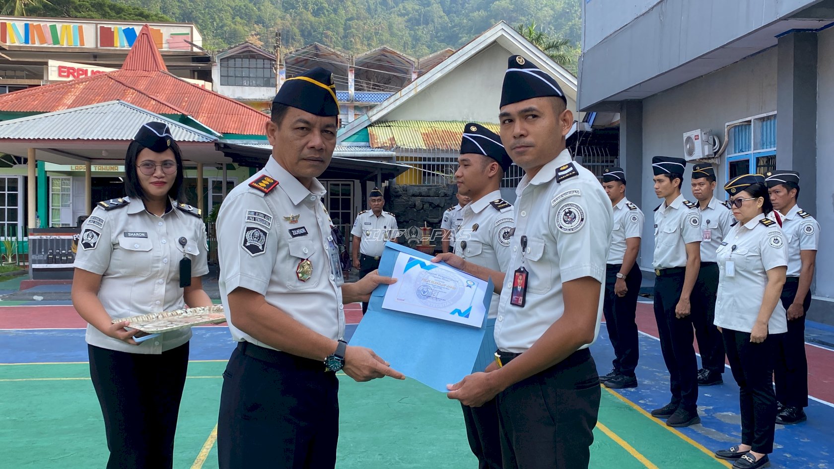 Serahkan Penghargaan Pegawai Teladan, Kalapas Tahuna Apresiasi Dedikasi dan Kinerja