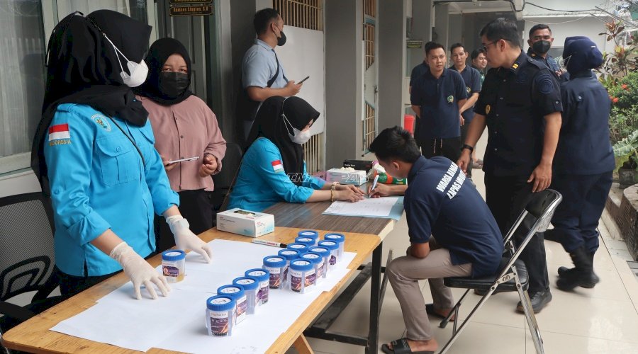Perkuat Lapas Bersih dari Narkoba, Lapas Amuntai Gelar Razia Gabungan dan Tes Urine bersama APH