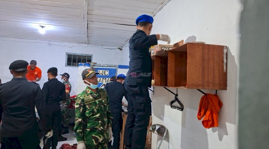 Razia Blok Hunian, Lapas Saparua bersama TNI-Polri Amankan Barang Terlarang