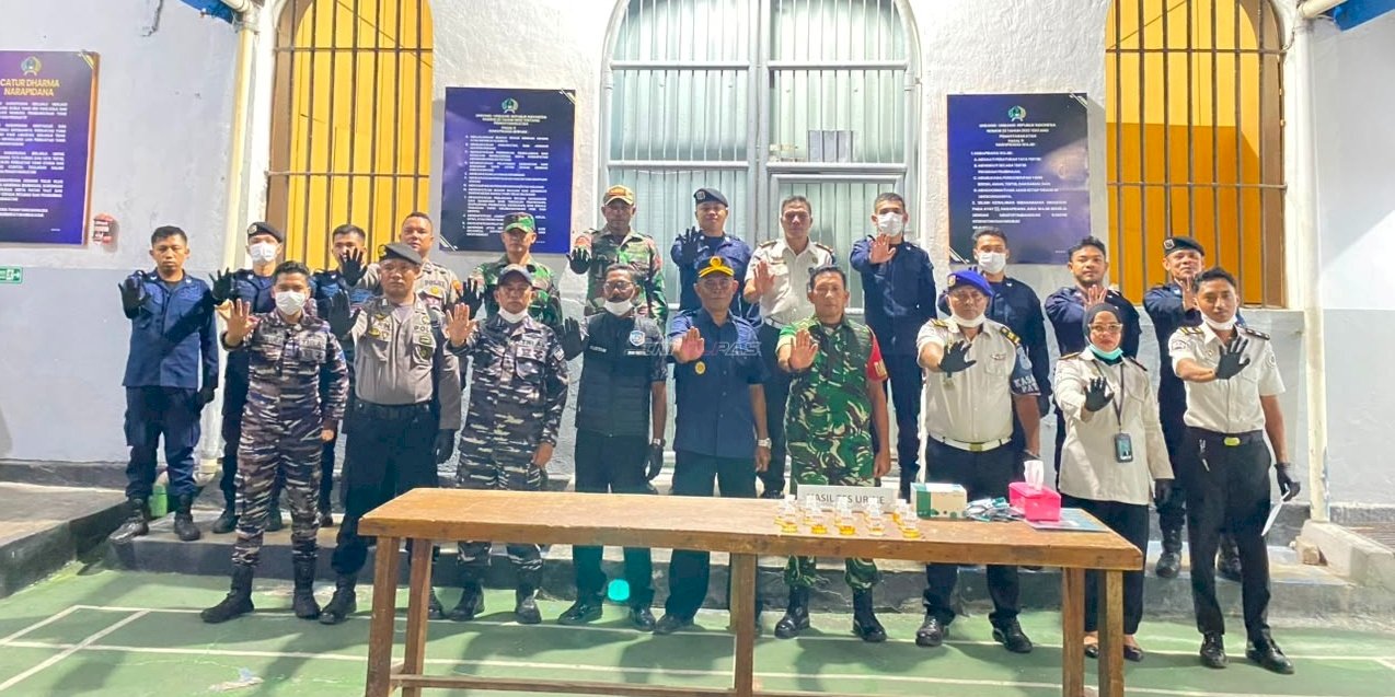 Berantas Halinar, Lapas Bandanaira Gelar Razia dan Tes Urine bersama TNI-Polri