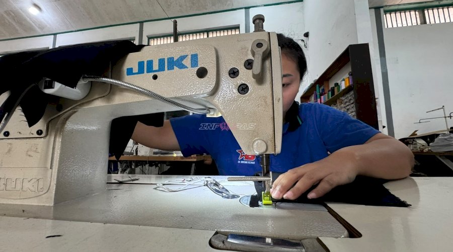Warga Binaan Lapas Perempuan Malang Garap 322 Kaos Polo dan Selesaikan Sisa 287 Baju Toga