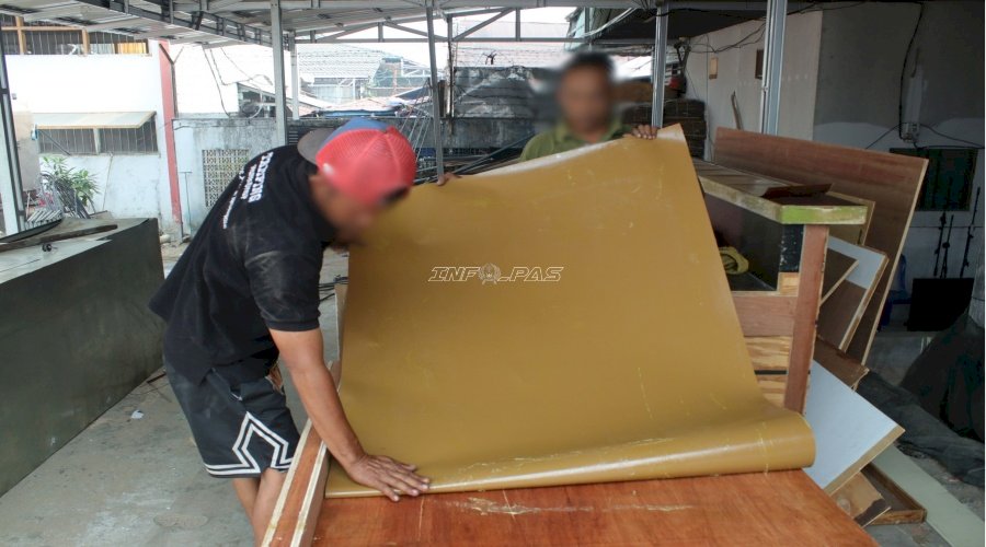 Asah Keterampilan, Warga Binaan Lapas Banjarmasin Pasang Tacosit pada Meja Layanan Tamu