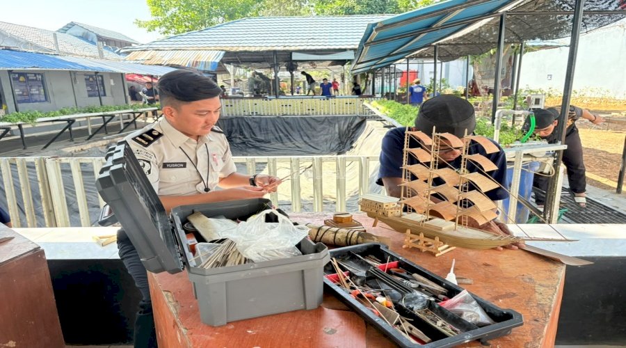 Sulap Bambu Jadi Miniatur Kapal, Warga Binaan Lapas Narkotika Karang Intan Asah Kreativitas dan Keterampilan