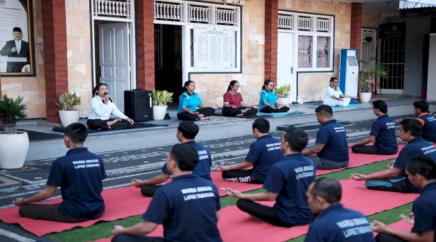 Tata Pikiran dan Kuatkan Diri, Warga Binaan Lapas Tabanan Ikuti Yoga Bersama