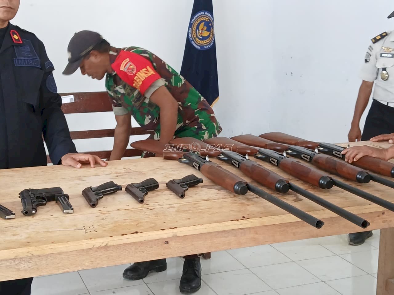 Jaga Kesiapsiagaan, Lapas Geser Gandeng Koramil Lakukan Perawatan Senjata Dinas