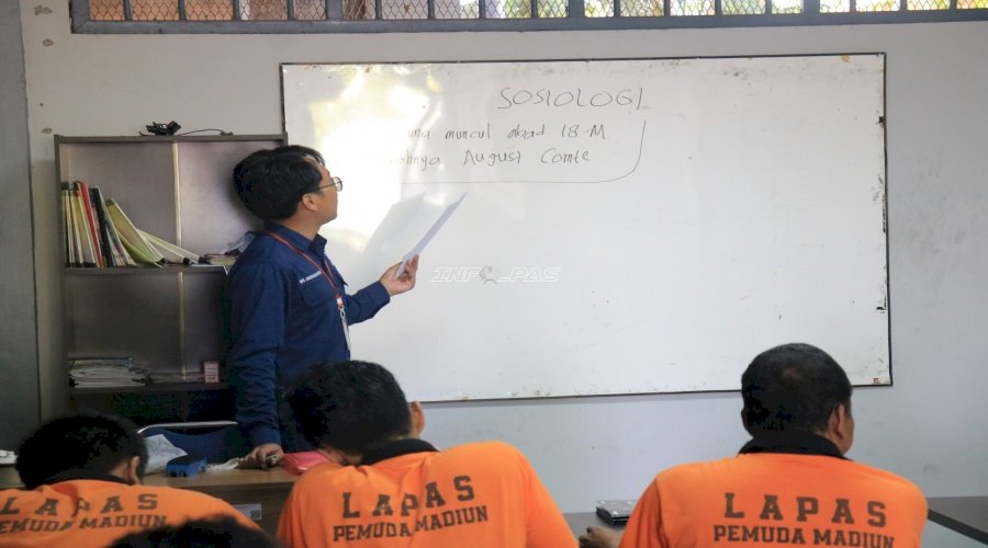 Belajar Sosiologi, Warga Binaan Lapas Pemuda Madiun Tingkatkan Pemahaman Sosial melalui Program Paket C
