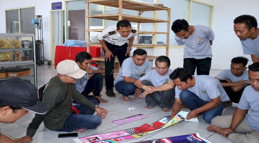 Lapas Mojokerto dan Disperindag Kab. Mojokerto Latih Warga Binaan Menjahit Custom Helm