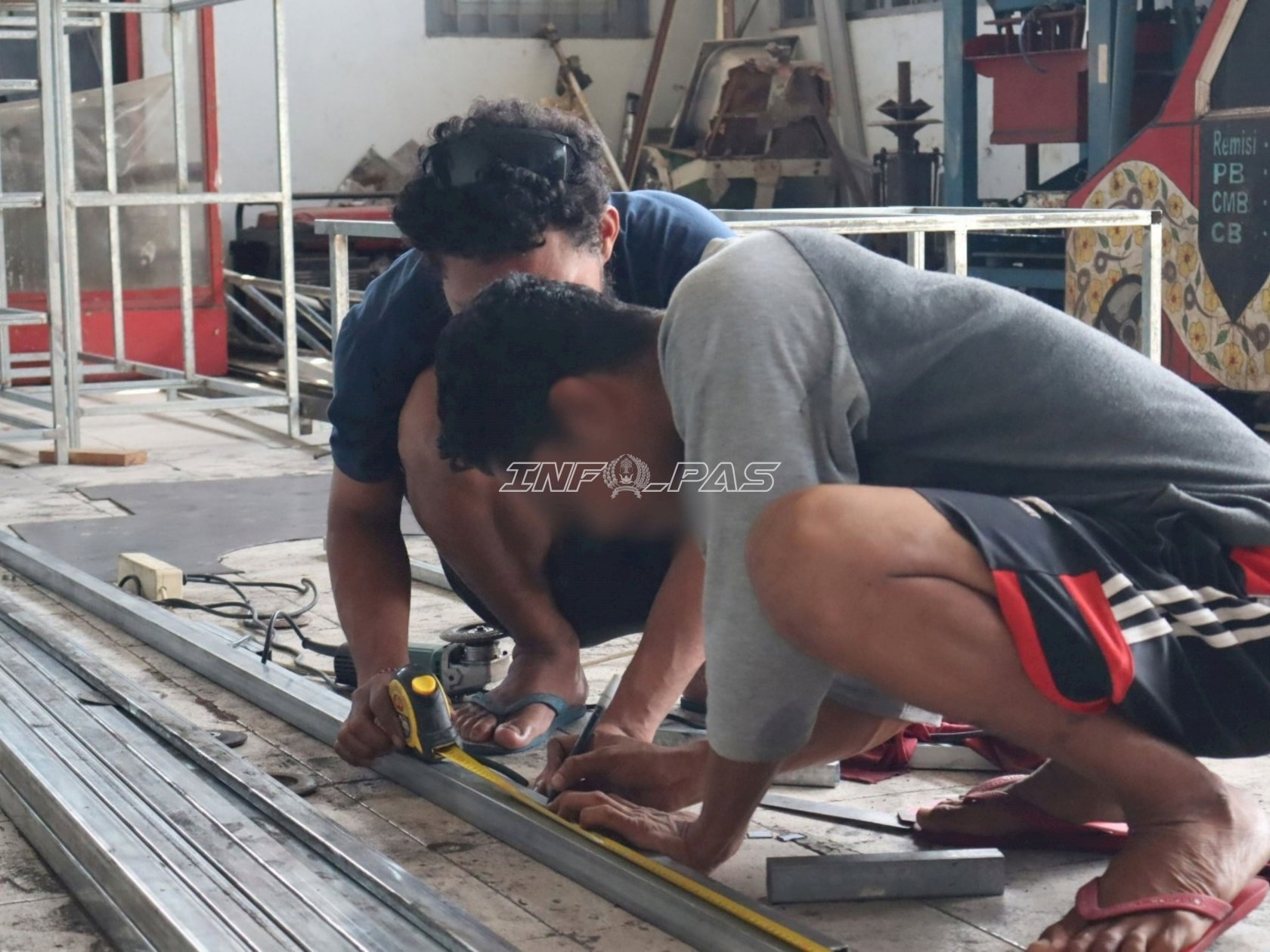 Warga Binaan Lapas Ambon Asah Keterampilan lewat Pembuatan Meja Kerja