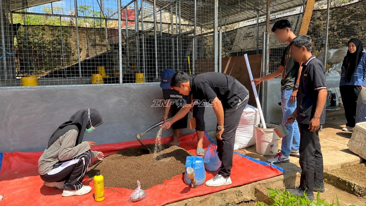 Belajar dan Berkarya, Peserta Magang Rutan Kendari Dampingi Warga Binaan Buat Pupuk Kompos