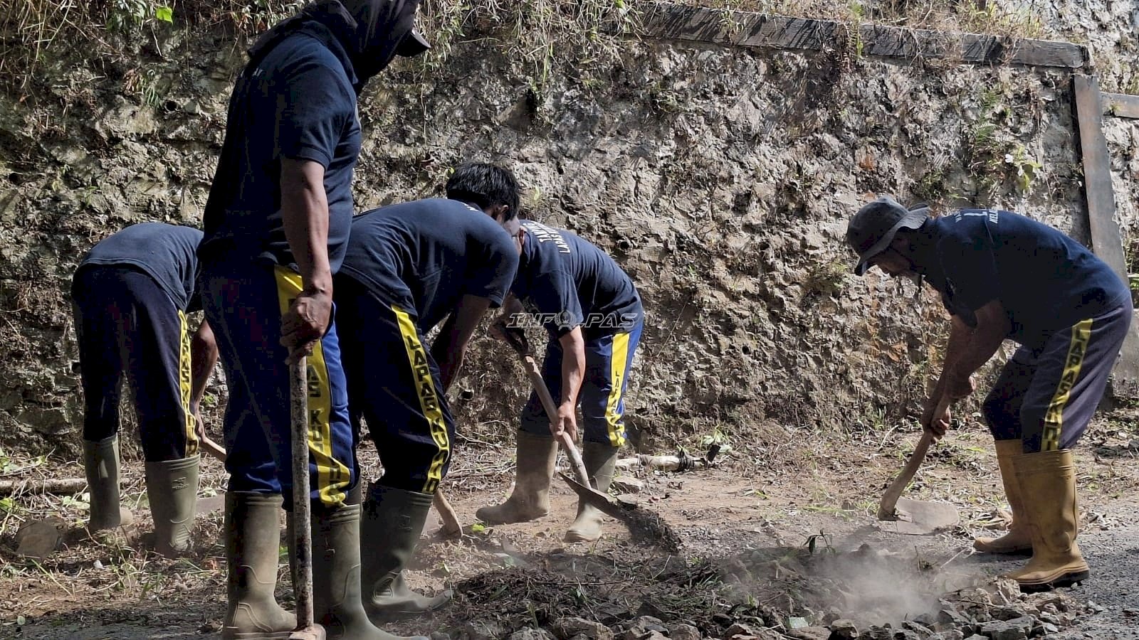 Kerja Bakti di Open Camp, Warga Binaan Lapas Kuningan Berkontribusi bagi Masyarakat