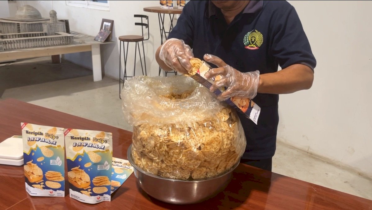 Belajar Produksi Keripik Tempe, Mantan Warga Binaan Lapas Tangerang Siap Mulai Kembali Kehidupan