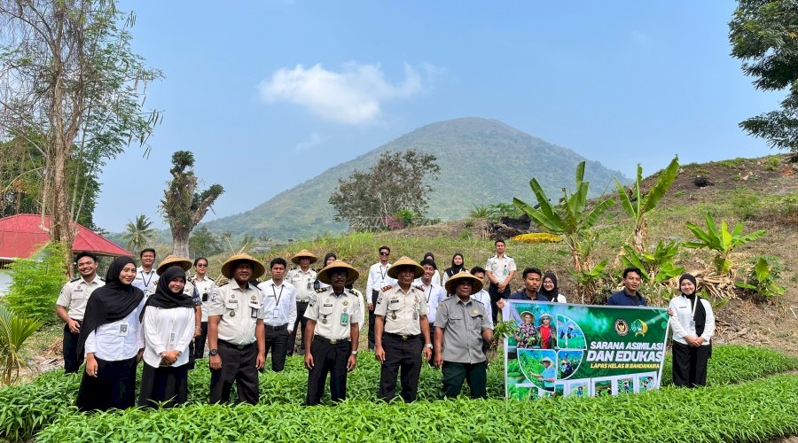 Tabur Manfaat, Lapas Bandanaira Bagikan 120 Ikat Kangkung Hasil Panen kepada Masyarakat