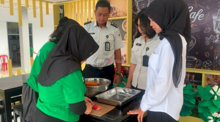 Bekal Kemandirian dari Balik Jeruji, Warga Binaan Lapas Luwuk Produksi Kerupuk