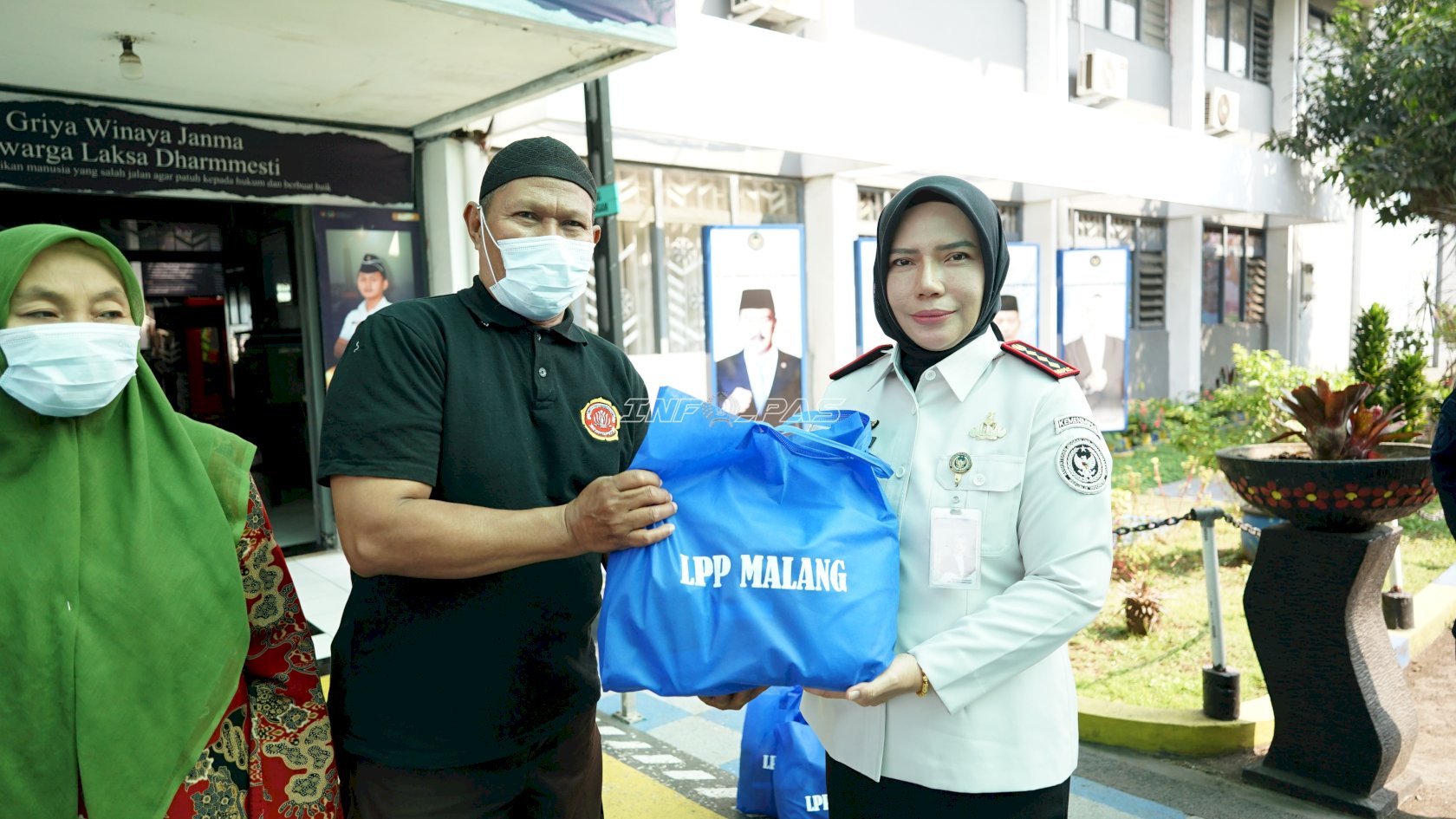 Hadirkan Kepedulian, Lapas Perempuan Malang Salurkan Enam Paket Sembako bagi Warga Sekitar