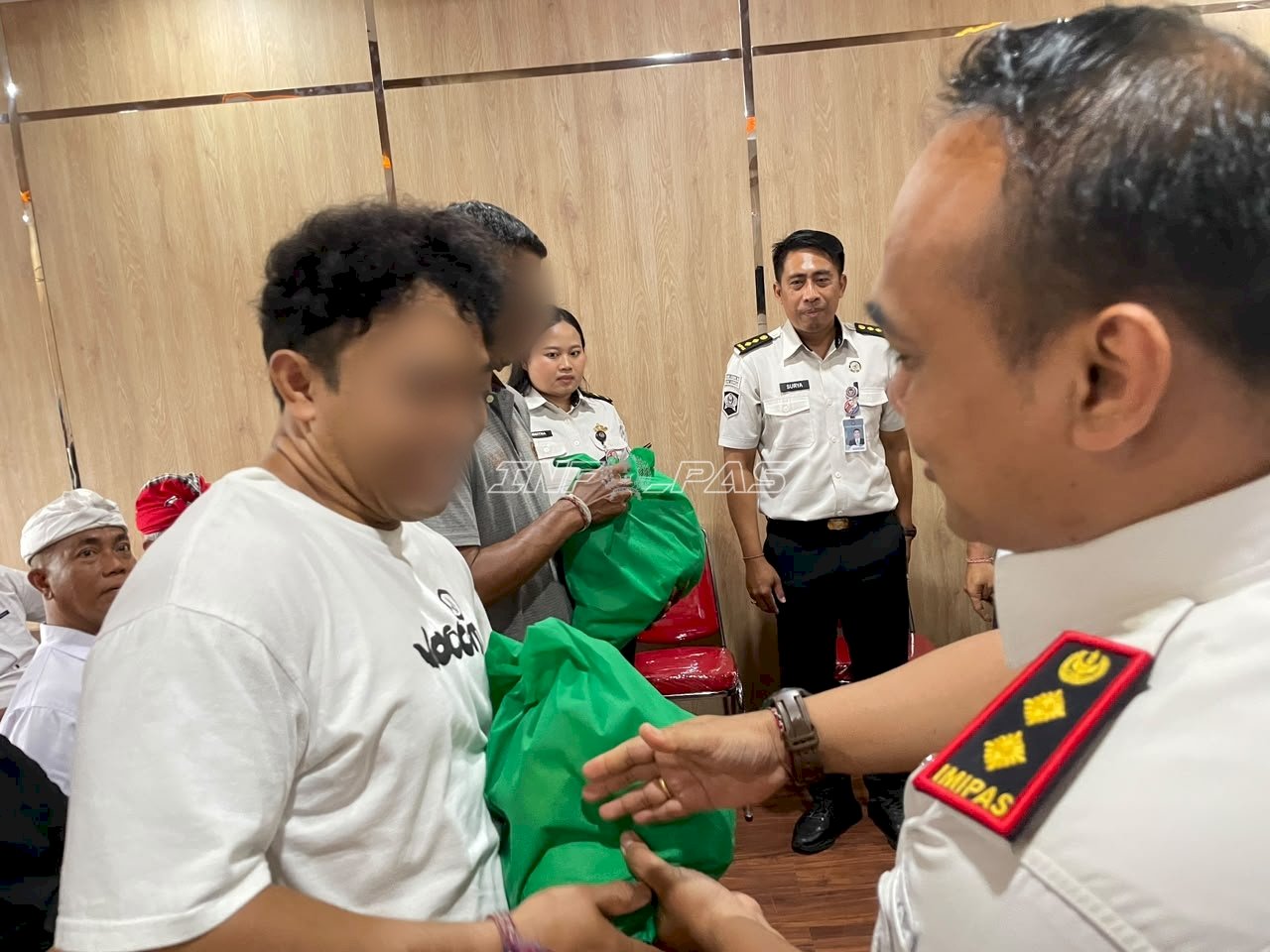 Hadir dan Peduli, Bapas Denpasar Salurkan Bantuan Sembako bagi Klien Pemasyarakatan di Tabanan