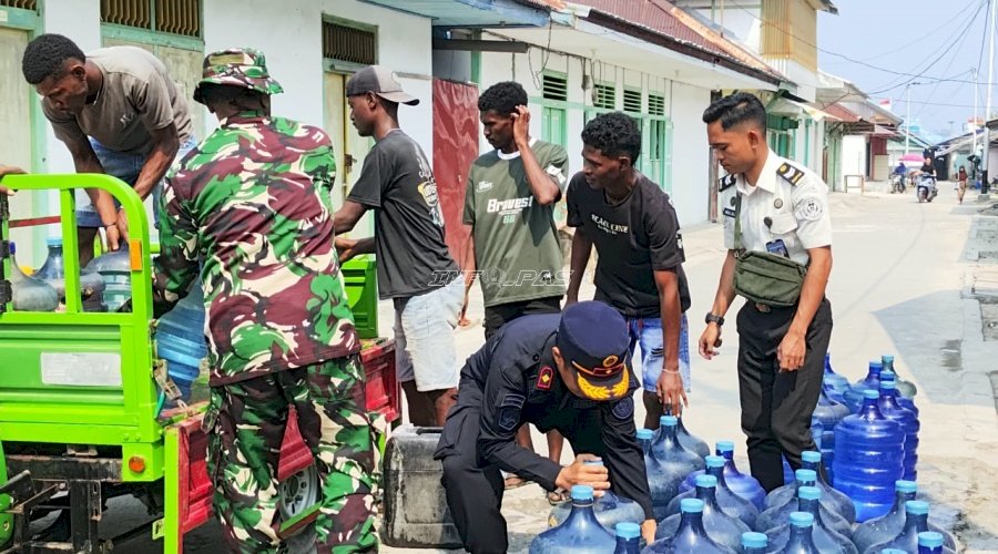 Lapas Geser Gandeng Koramil 1502-04 Geser Salurkan Bantuan Air Bersih ke Pulau Keffing