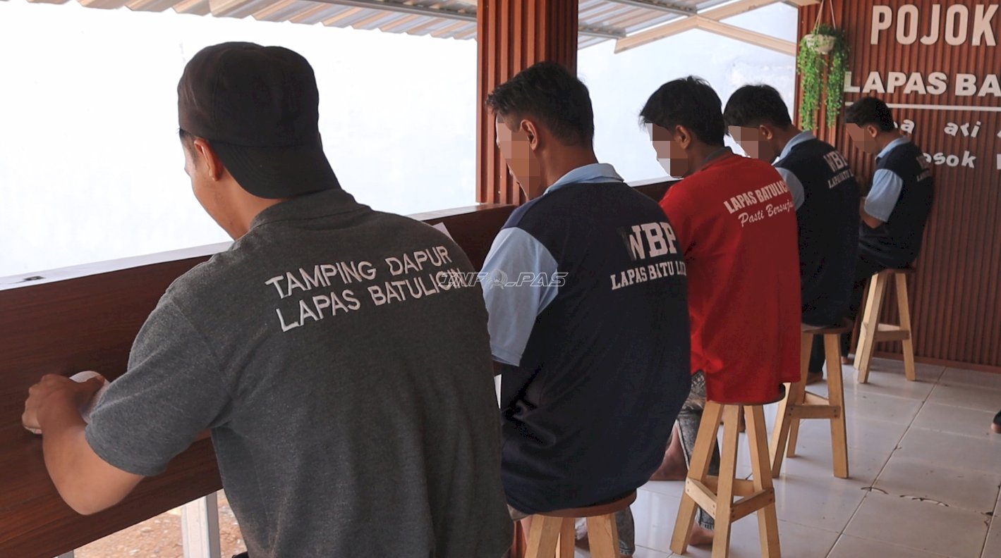 Buku Keagamaan Jadi Pilihan, Warga Binaan Lapas Batulicin Antusias Membaca