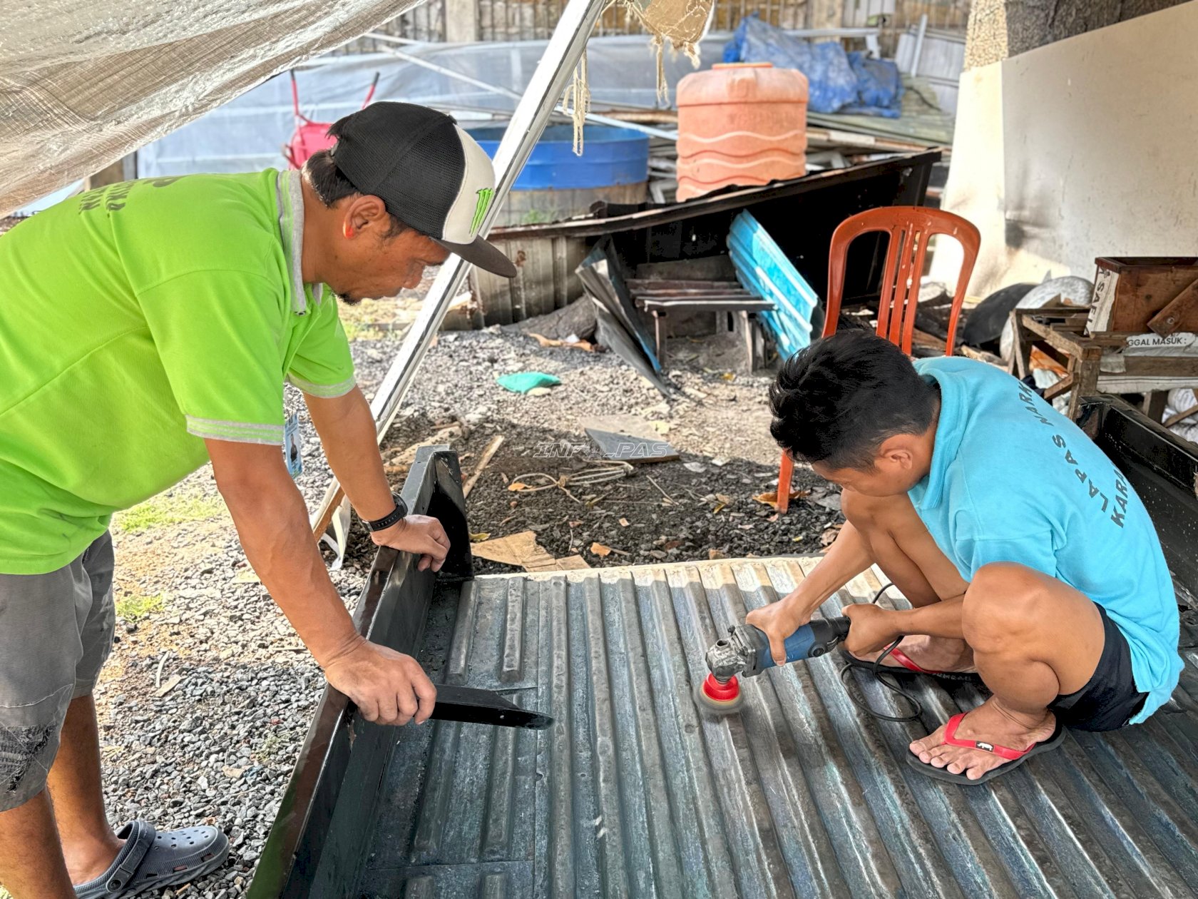Kembangkan Keterampilan Otomotif, Warga Binaan Karang Intan Kerjakan Body Repair Mobil Pikap