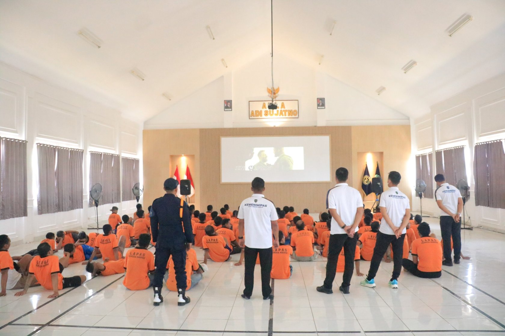Beri Hiburan Warga Binaan, Lapas Pemuda Madiun Gelar Nobar