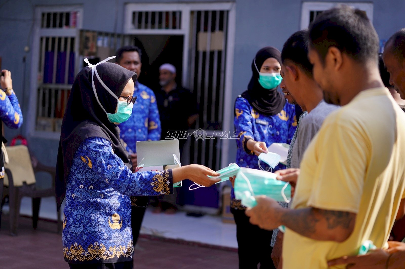 Hadapi Kabut Asap, Lapas Narkotika Karang Intan Bagikan Masker bagi Warga Binaan